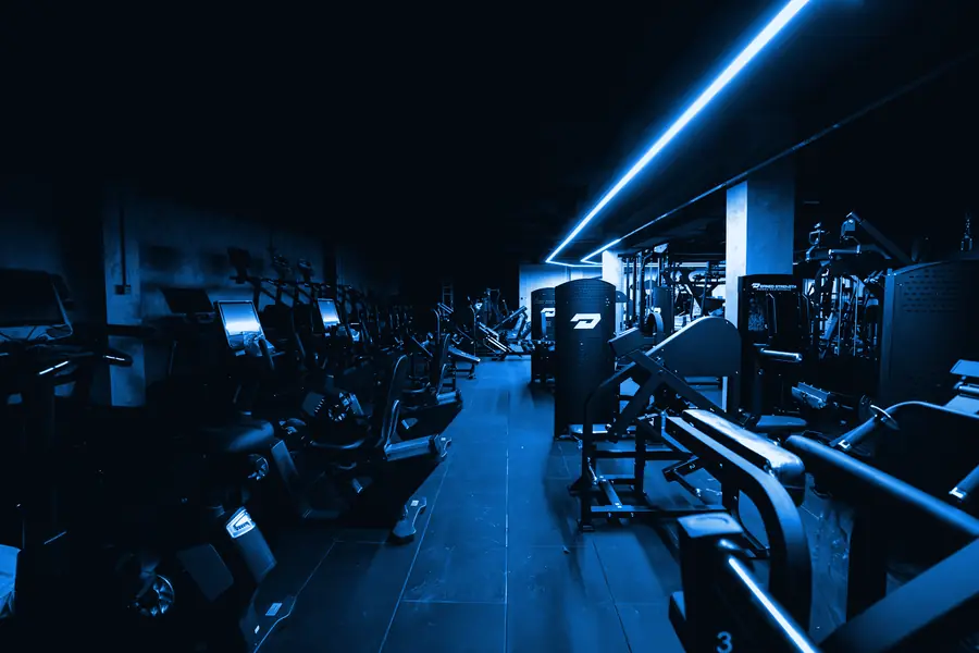Sala de máquinas a oscuras con tiras de luz en el techo