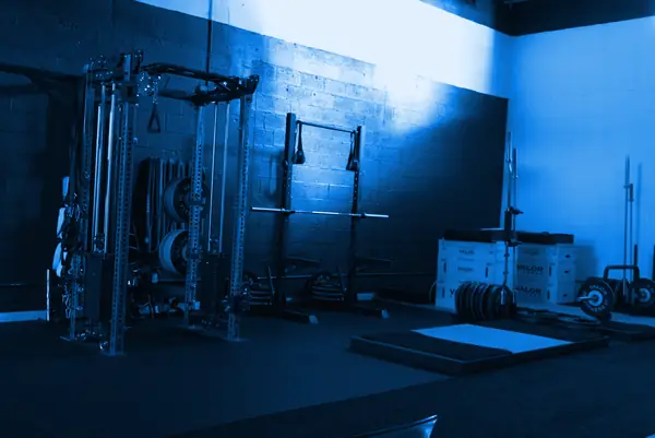 Sala con rack de musculación y máquinas
